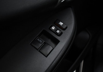 Подержанный автомобиль Toyota Corolla Sedan 2012 года (10 фото)