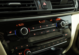 Подержанный автомобиль BMW X5 2015 года (17 фото)