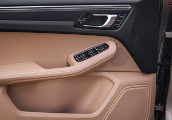 Подержанный автомобиль Porsche Macan 2017 года (23 фото)