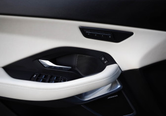 Подержанный автомобиль Jaguar E-Pace 2019 года (20 фото)