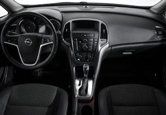 Подержанный автомобиль Opel Astra Hatchback 2011 года (13 фото)