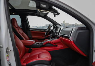 Подержанный автомобиль Porsche Cayenne 2016 года (31 фото)