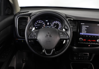 Подержанный автомобиль Mitsubishi Outlander 2021 года (10 фото)
