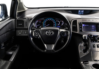 Подержанный автомобиль Toyota Venza 2013 года (11 фото)