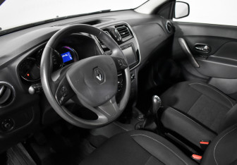 Подержанный автомобиль Renault Sandero 2017 года (9 фото)