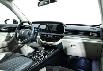 Подержанный автомобиль Hongqi HS5 2024 года (9 фото)