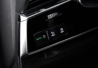 Подержанный автомобиль Audi Q8 2018 года (23 фото)