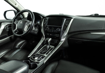 Подержанный автомобиль Mitsubishi Pajero Sport 2017 года (9 фото)