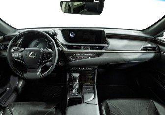 Подержанный автомобиль Lexus ES 2018 года (12 фото)