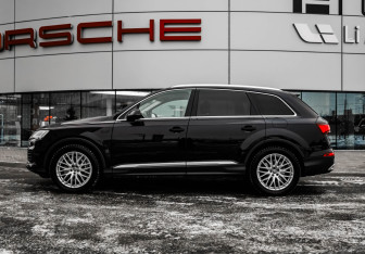 Подержанный автомобиль Audi Q7 2020 года (10 фото)