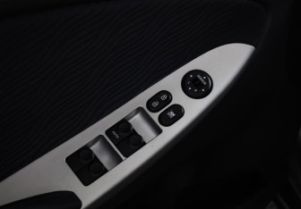 Подержанный автомобиль Hyundai Solaris Sedan 2011 года (12 фото)