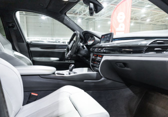Подержанный автомобиль BMW X6 M 2017 года (23 фото)