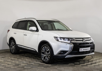 Подержанный автомобиль Mitsubishi Outlander 2015 года (3 фото)