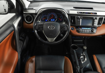 Подержанный автомобиль Toyota RAV4 2015 года (12 фото)