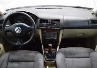 Подержанный автомобиль Volkswagen Bora Sedan 1998 года (14 фото)