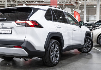 Подержанный автомобиль Toyota RAV4 2023 года (10 фото)