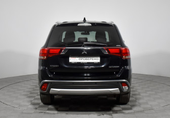 Подержанный автомобиль Mitsubishi Outlander 2018 года (6 фото)