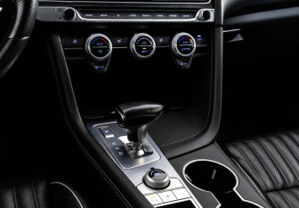 Подержанный автомобиль Genesis G70 2019 года (15 фото)