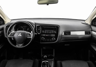 Подержанный автомобиль Mitsubishi Outlander 2012 года (10 фото)