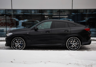 Подержанный автомобиль BMW X6 2021 года (12 фото)
