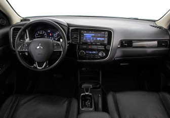 Подержанный автомобиль Mitsubishi Outlander 2015 года (9 фото)