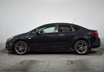 Подержанный автомобиль Opel Astra Hatchback 2012 года (8 фото)