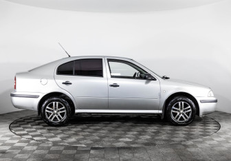 Подержанный автомобиль Skoda Octavia Liftback 2001 года (4 фото)