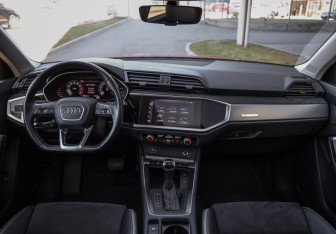 Подержанный автомобиль Audi Q3 2021 года (11 фото)