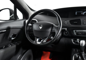 Подержанный автомобиль Renault Scenic 2013 года (15 фото)
