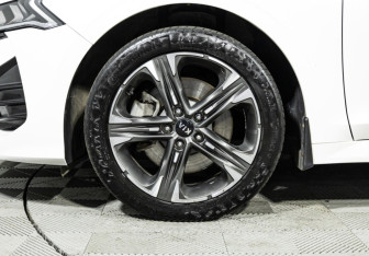 Подержанный автомобиль Kia K5 2020 года (9 фото)
