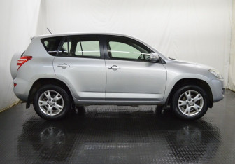 Подержанный автомобиль Toyota RAV4 2009 года (4 фото)