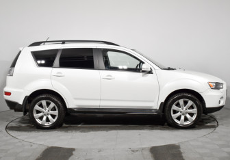 Подержанный автомобиль Mitsubishi Outlander 2011 года (4 фото)