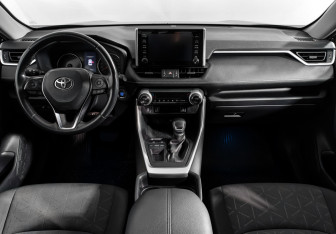 Подержанный автомобиль Toyota RAV4 2019 года (14 фото)