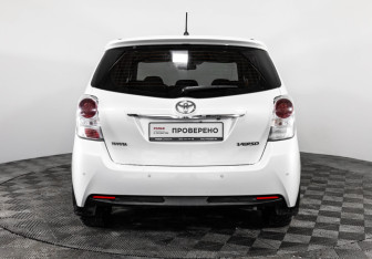 Подержанный автомобиль Toyota Verso 2015 года (6 фото)