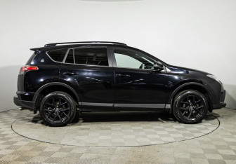 Подержанный автомобиль Toyota RAV4 2019 года (4 фото)