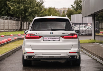 Подержанный автомобиль BMW X7 2020 года (7 фото)