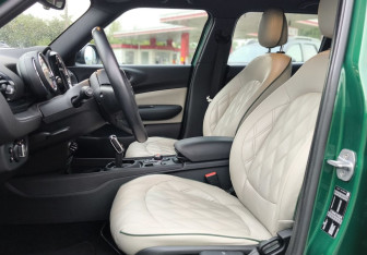 Подержанный автомобиль MINI Clubman Wagon 2019 года (14 фото)