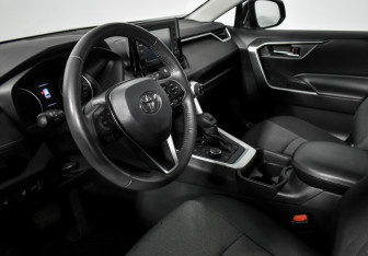 Подержанный автомобиль Toyota RAV4 2020 года (9 фото)