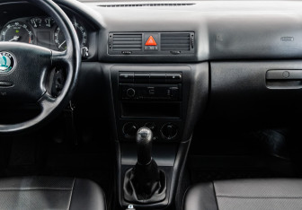 Подержанный автомобиль Skoda Octavia Liftback 2006 года (13 фото)