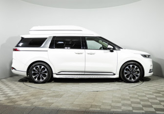 Подержанный автомобиль Kia Carnival 2021 года (4 фото)