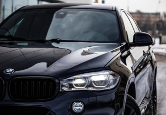 Подержанный автомобиль BMW X6 2017 года (2 фото)