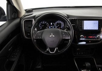 Подержанный автомобиль Mitsubishi Outlander 2021 года (10 фото)
