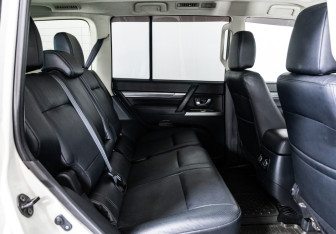 Подержанный автомобиль Mitsubishi Pajero 2014 года (19 фото)