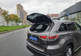Подержанный автомобиль Toyota Highlander 2015 года (11 фото)