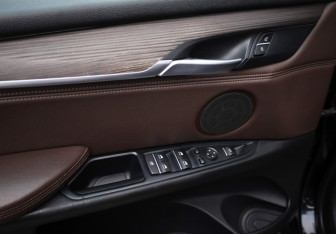 Подержанный автомобиль BMW X5 2013 года (26 фото)