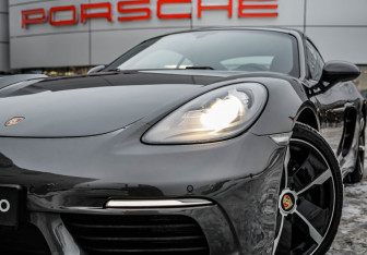 Подержанный автомобиль Porsche Cayman 2017 года (2 фото)