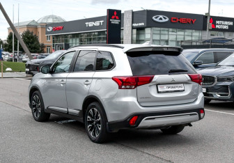 Подержанный автомобиль Mitsubishi Outlander 2021 года (4 фото)