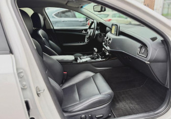 Подержанный автомобиль Kia Stinger 2018 года (12 фото)