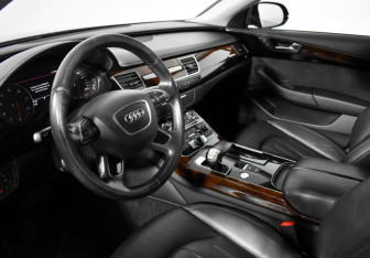 Подержанный автомобиль Audi A8 2012 года (9 фото)
