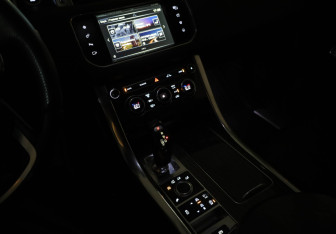 Подержанный автомобиль Land Rover Range Rover Sport 2015 года (19 фото)